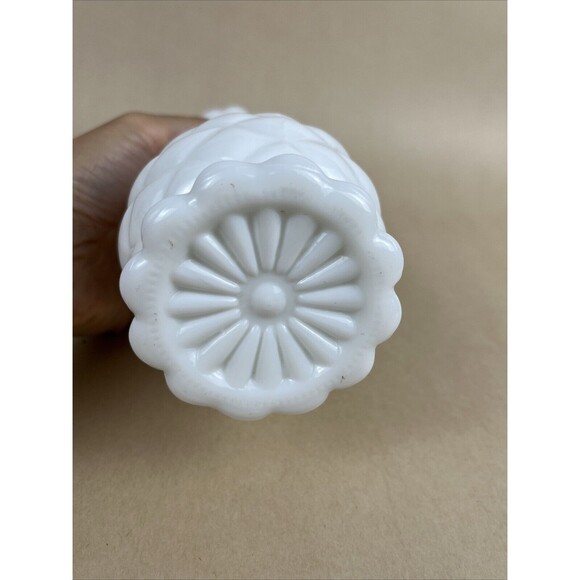 VTG White Milk Glass Bud Vase Pineapple Diamond Pattern Bottom Ribbed‎ Top 9"H - Picture 4 of 6